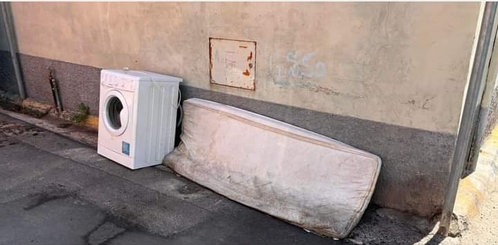 Monserrato, materassi in strada in attesa di essere ritirati: stop al conferimento