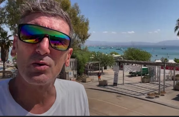 Cagliari, gommoni che sfrecciano a poca distanza dai bagnanti: l’appello di Sorrentino