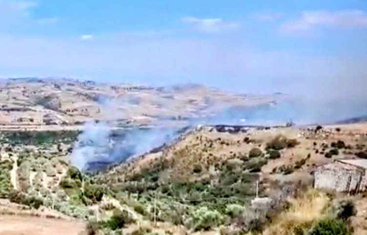 Codrongianus, fiamme alte a pochi passi dalla storica chiesa di Saccargia. Il sindaco: non transitate nella zona