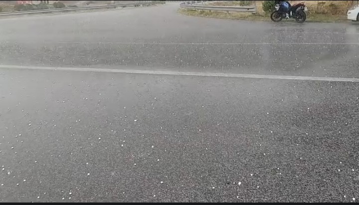 Caldo e umidità alle stelle: grandinata improvvisa sulla 389 di Buddusò e Correboi