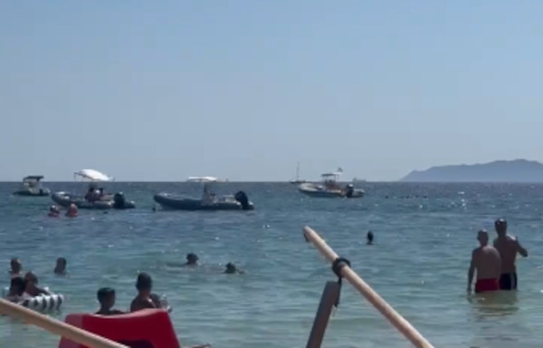 Cagliari, i cafoni del mare invadono Calamosca: “Decine di gommoni troppo vicini alla riva”