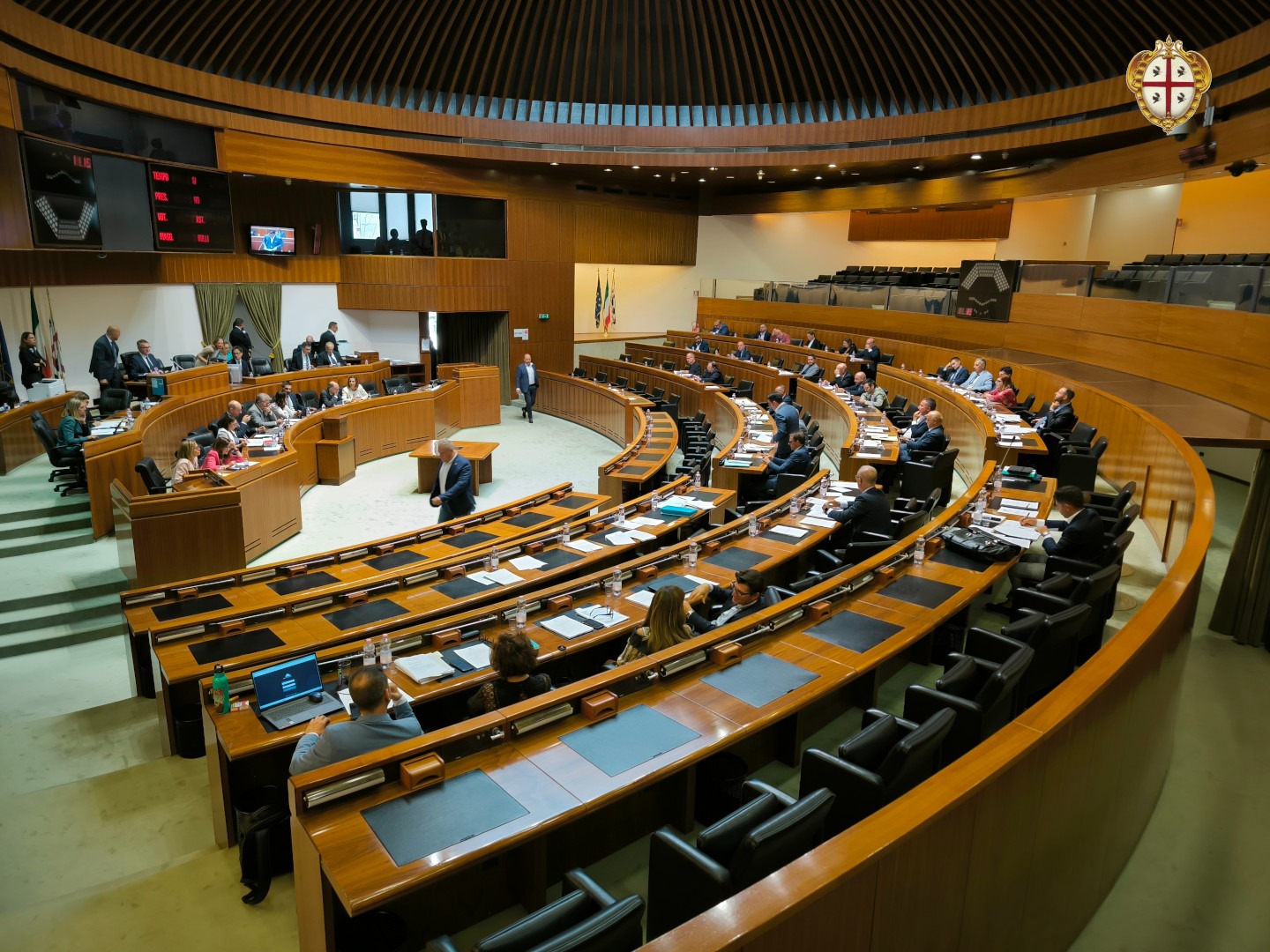 Cinquestelle e Pd blindano la legge poltronificio di Solinas: nella scorsa legislatura ne chiedevano l’abolizione