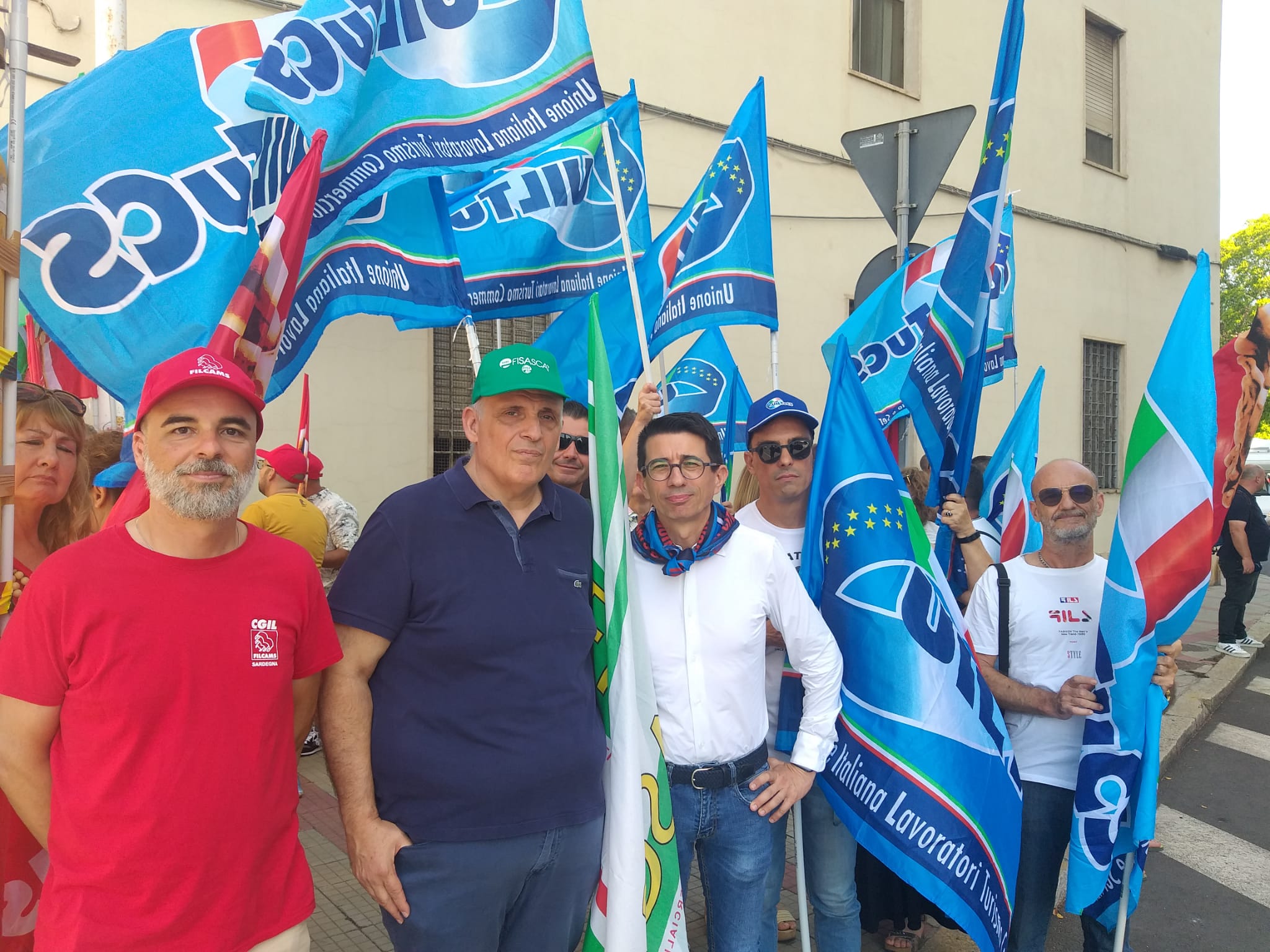 Cagliari, l’urlo dei lavoratori stagionali: “Niente aumenti da sei anni, per noi è difficile arrivare a fine mese”