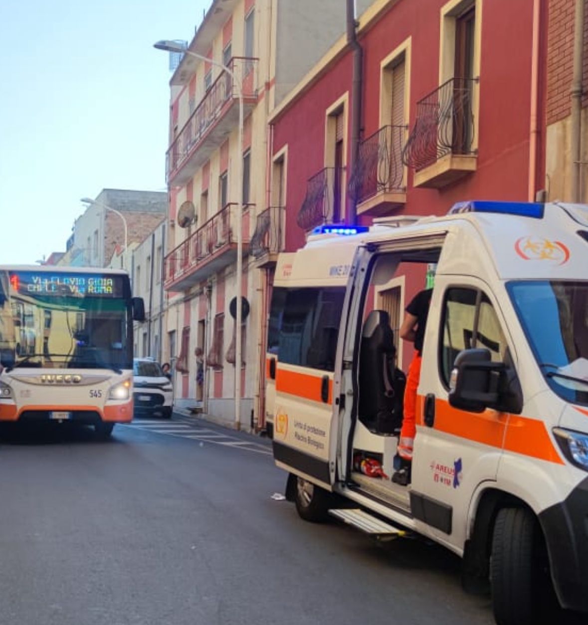 Perde il controllo dell’auto, 80enne finisce contro un muro a Pirri e muore