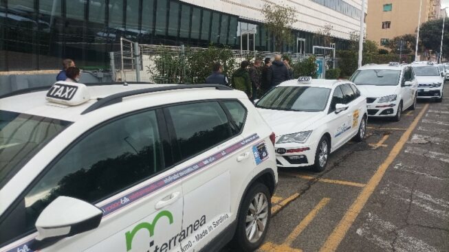 Taxi introvabili a Cagliari, Zedda blocca l’idea di Truzzu e punta sulle auto speciali per le corse notturne