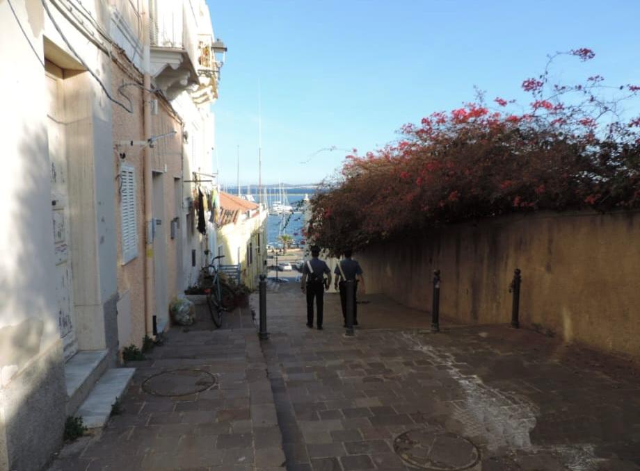 Discoteca abusiva a Carloforte: musica a palla e fiumi di alcol, il tam tam sui social