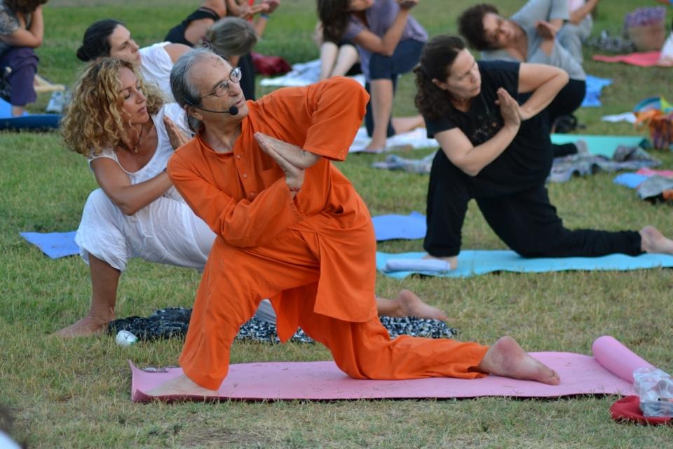 Cagliari, boom dello yoga a Terramaini con Amadio Bianchi: “Qui in Sardegna ritrovo pace e tante amicizie”