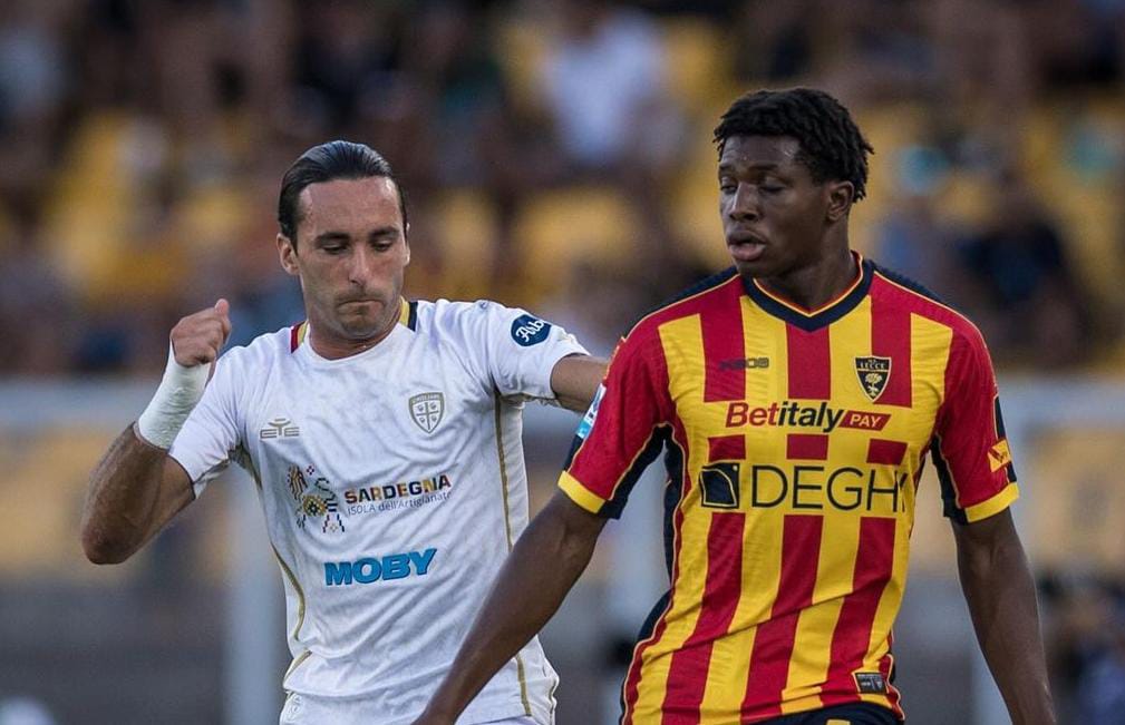 Lecce-Cagliari 1-0, Nicola non sa gestire la partita con l’uomo in più: traversa di Viola ma arriva un amaro ko