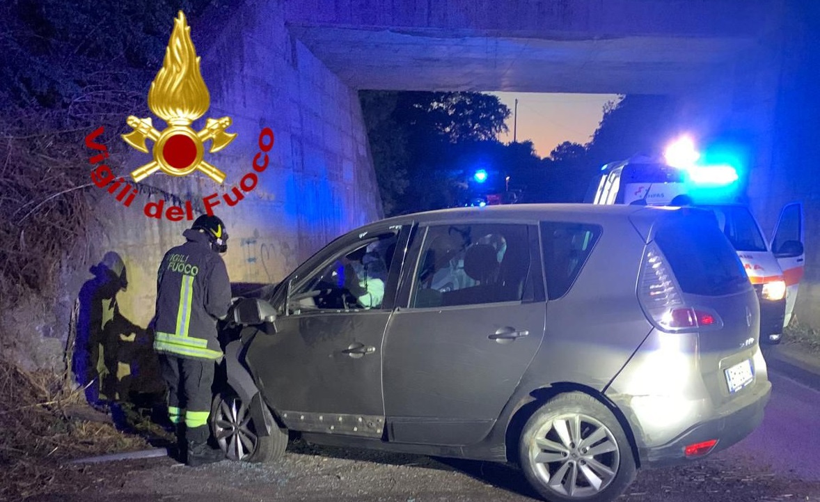 Paura a Macomer, auto si schianta sul muro del cavalcavia: 5 ragazzi in ospedale