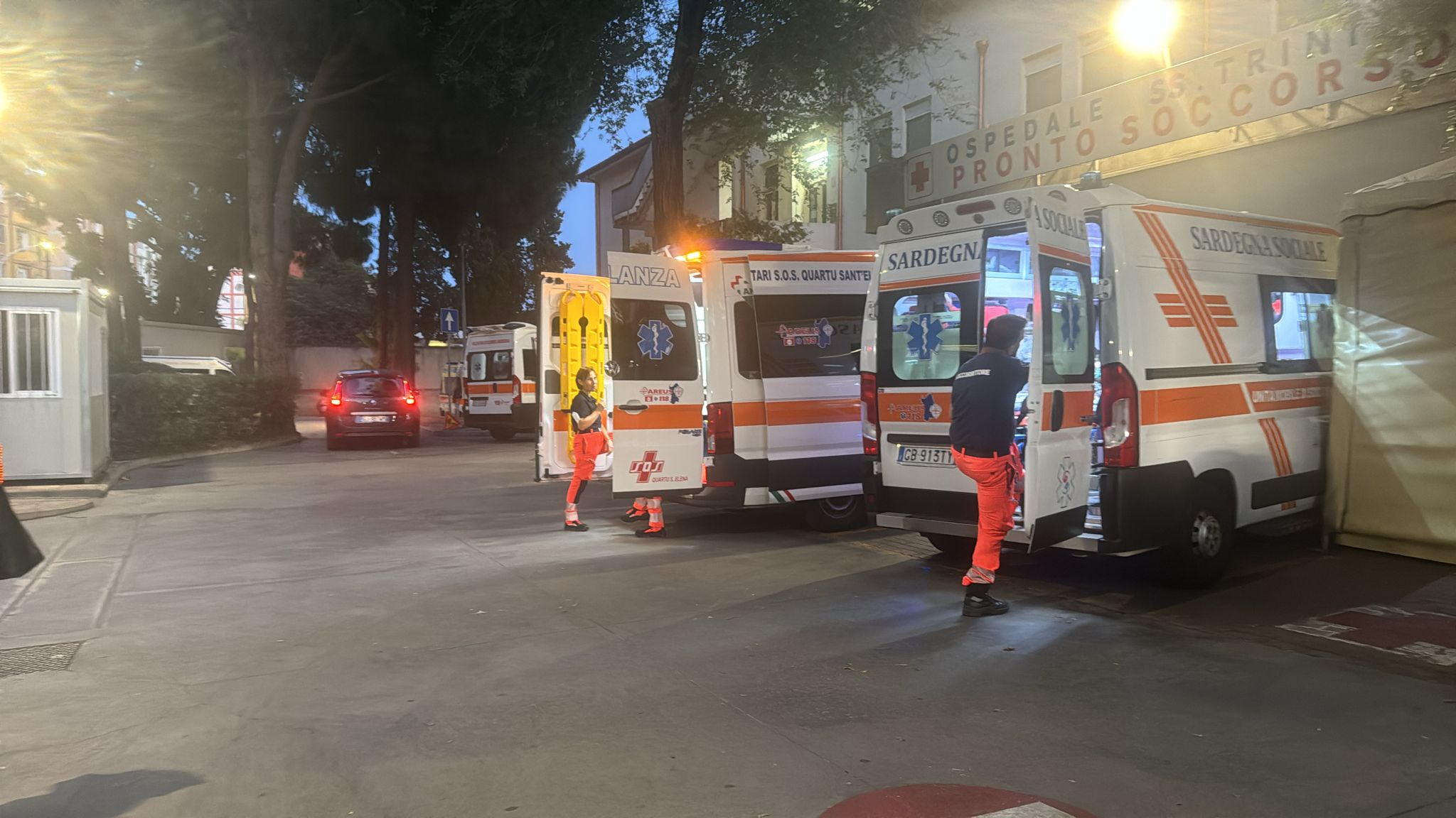 Cagliari, troppi codici rossi e decine di pazienti fanno la sauna nelle ambulanze al Ss. Trinità