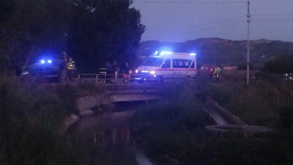 Un bimbo di tre anni cade in un canale irriguo e muore: la disperazione dei familiari