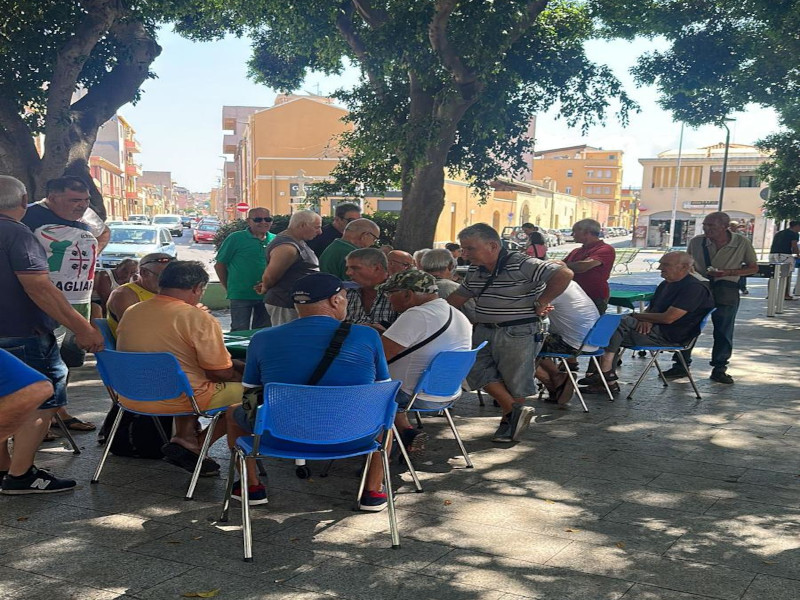 Biliardino e torneo di carte, addio degrado: in piazza 4 Novembre a Quartu tornano anche le famiglie