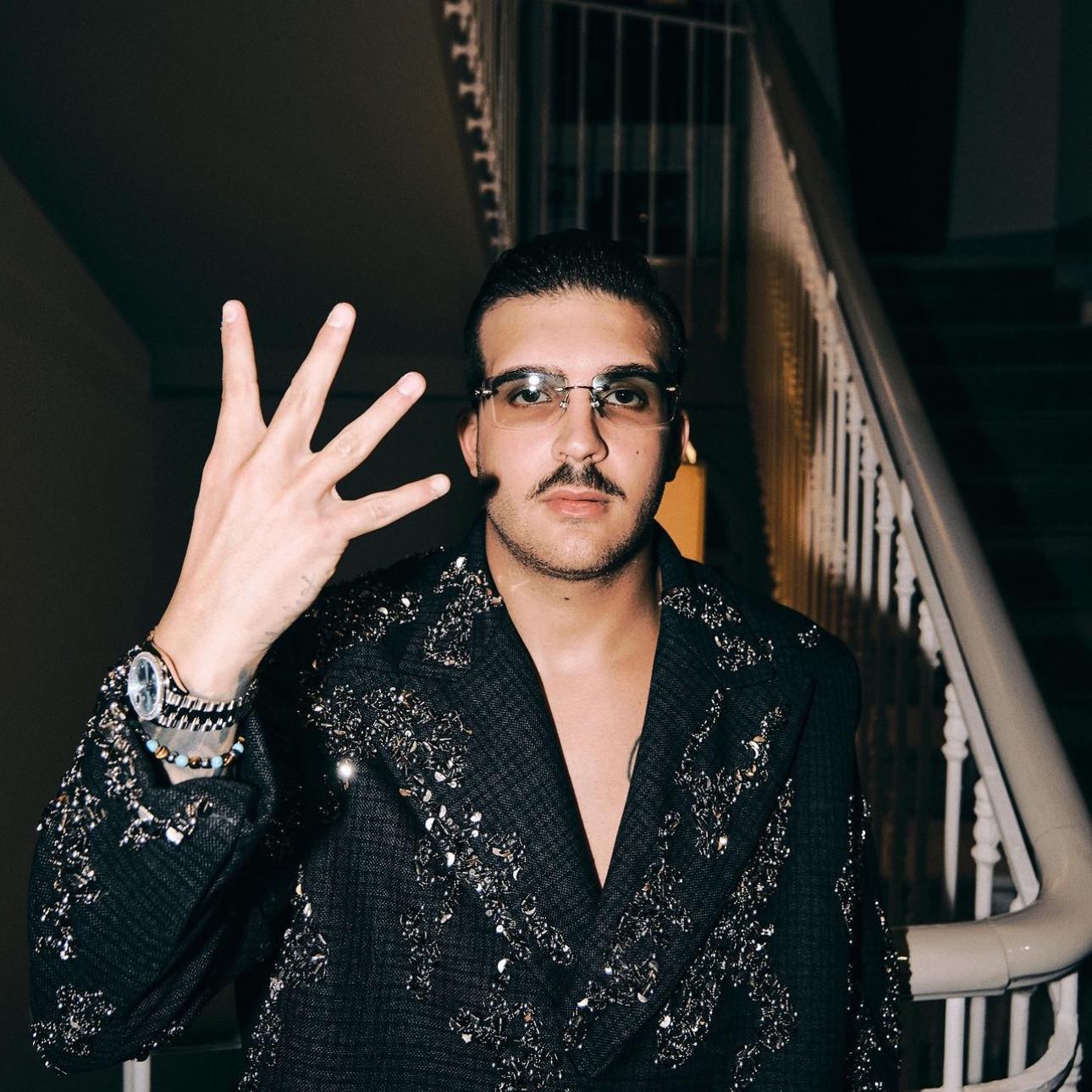 Scatta una foto a Geolier in discoteca: studente aggredito a Porto Cervo