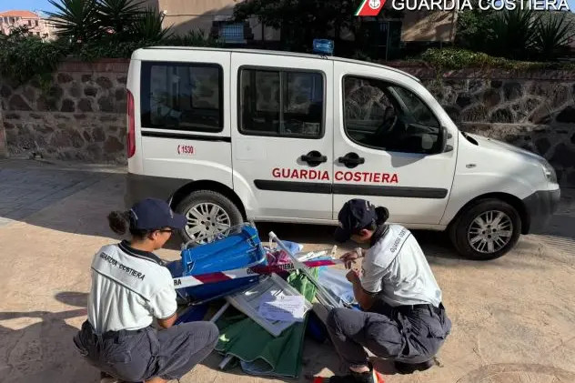 Ombrelloni “rubaposto” lasciati dai furbetti in spiaggia, maxi sequestro della guardia costiera a Bosa