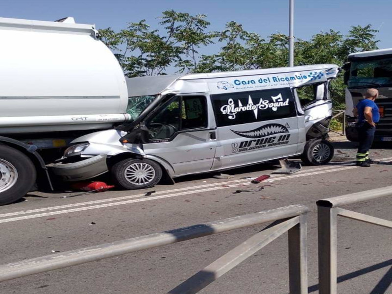 Pauroso schianto sulla 195 a Capoterra, pulmino “stritolato” tra furgone e autocisterna: 8 feriti