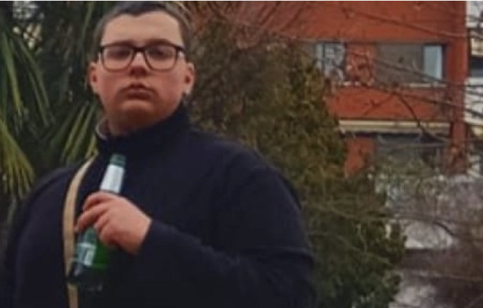 Si apre lo sportello della macchina e cade: Lorys muore a 20 anni mentre si trova in vacanza