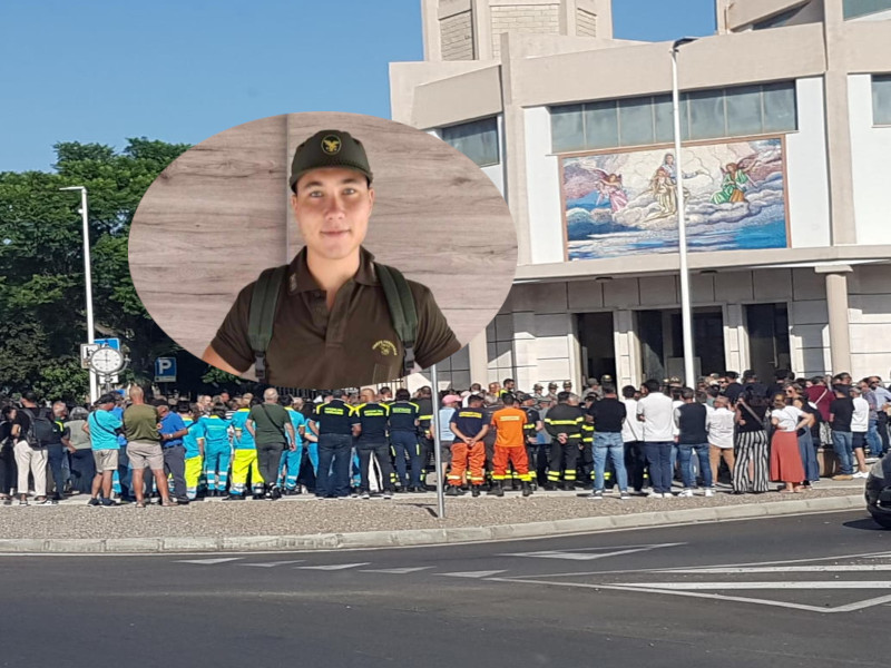 Lo straziante addio di Assemini tra picchetti d’onore e lacrime a Michele Murenu, il forestale morto a 24 anni