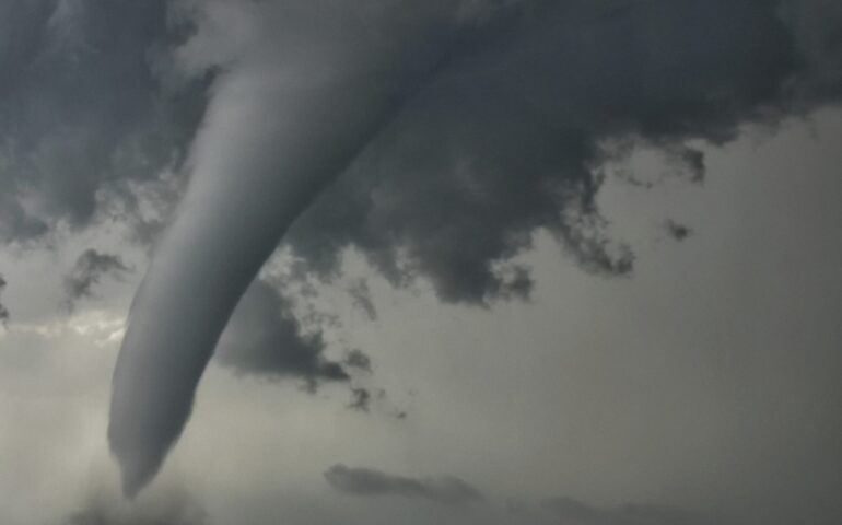 Trombe d’aria e nubifragi, il maltempo in Sardegna fa paura: turisti in fuga dalle spiagge