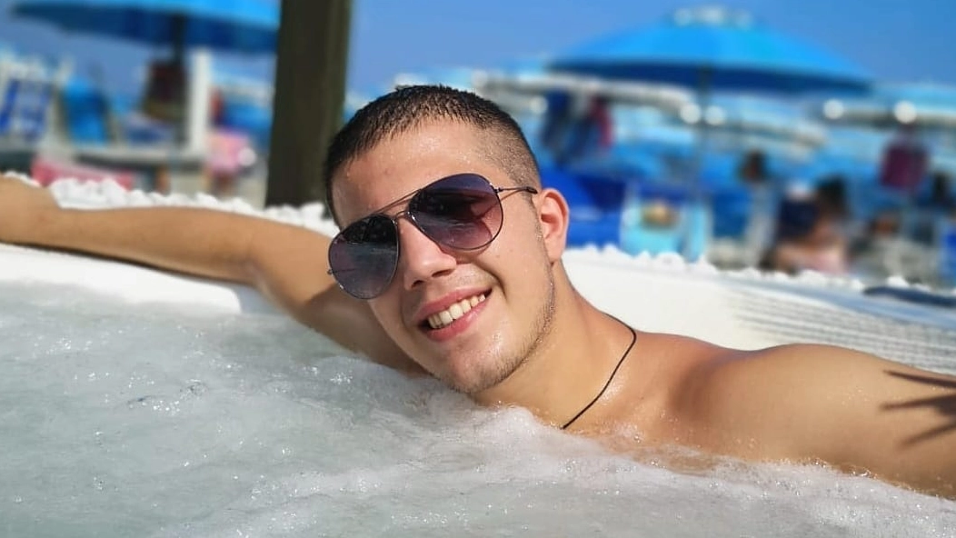  Omar, 22 anni, muore dopo i pugni presi da un buttafuori: la famiglia ora vuole chiarezza