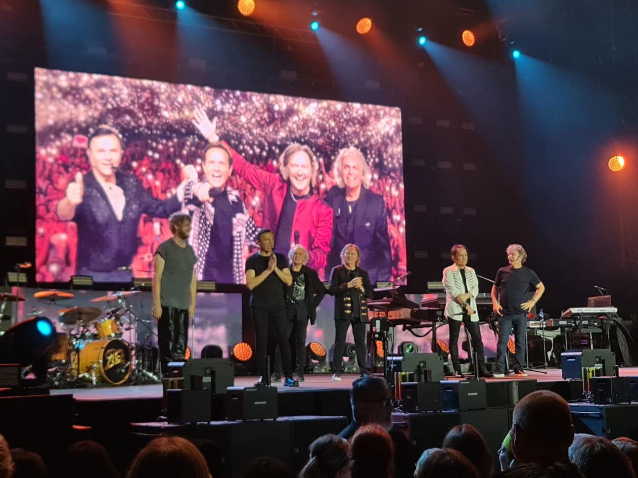 Amici per sempre, i Pooh con 40 canzoni magiche incantano il pubblico nella meravigliosa Forte Arena di Pula