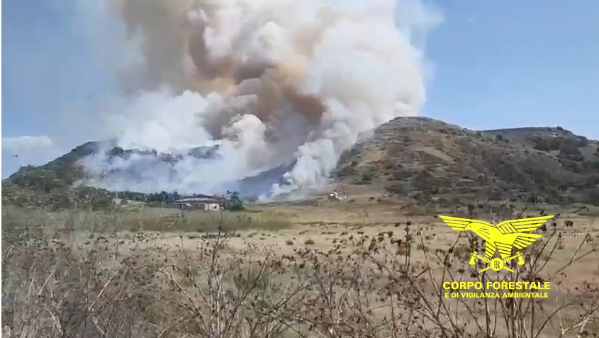 Sardegna, una domenica nella morsa degli incendiari: così le fiamme hanno messo in pericolo la basilica di Saccargia