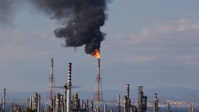 Sarroch, chiusi in casa per la terribile puzza dalla Saras: nel territorio devastato dalla raffineria è impossibile anche respirare