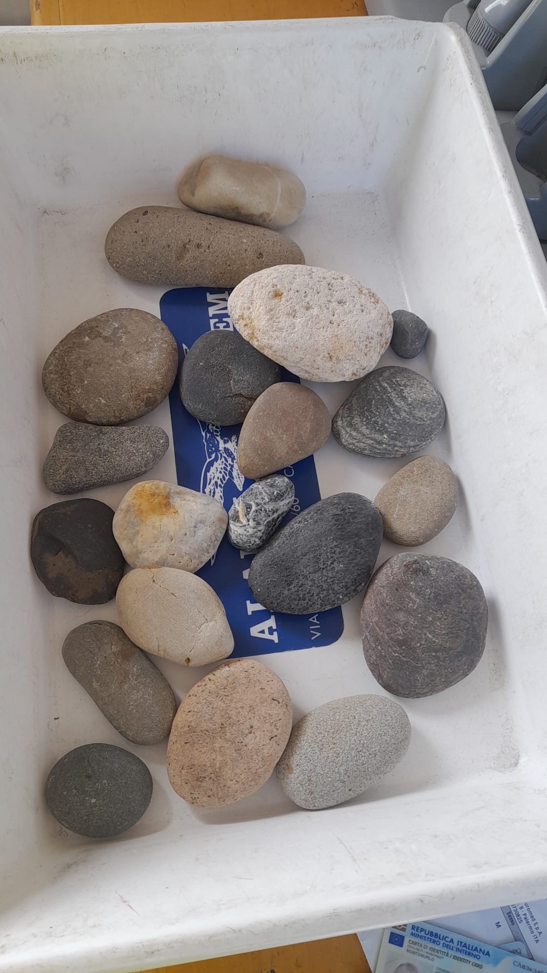 Nei bagagli pietre rubate a Pula: fermata una famiglia all’imbarco di Olbia