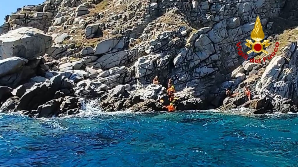 Torre delle Stelle, due ragazzi e due ragazze in difficoltà si arrampicano sulle rocce: salvati dai sommozzatori