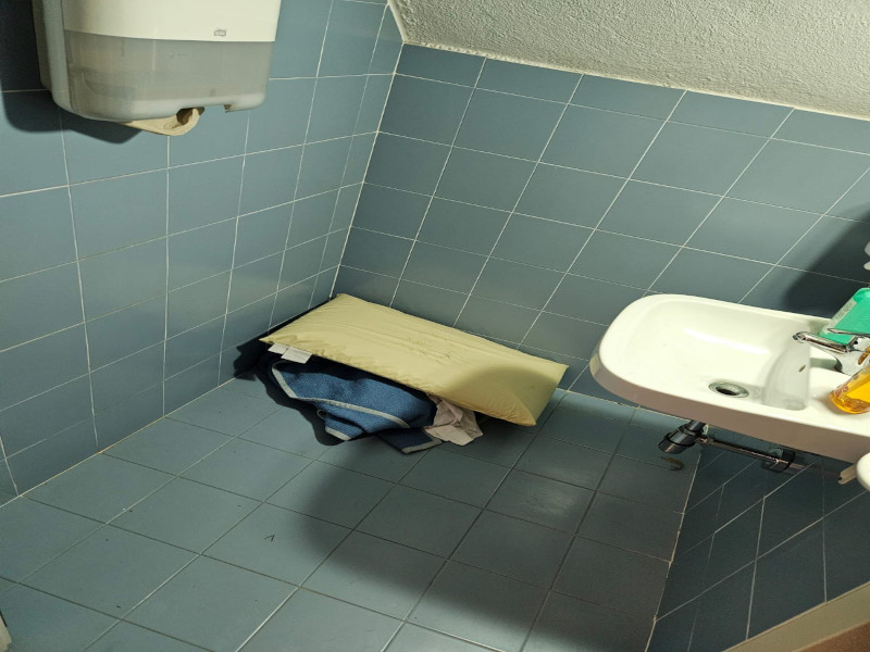 Cagliari, sbandato solitario sfonda una finestra e si addormenta nel bagno del medico di Ortopedia