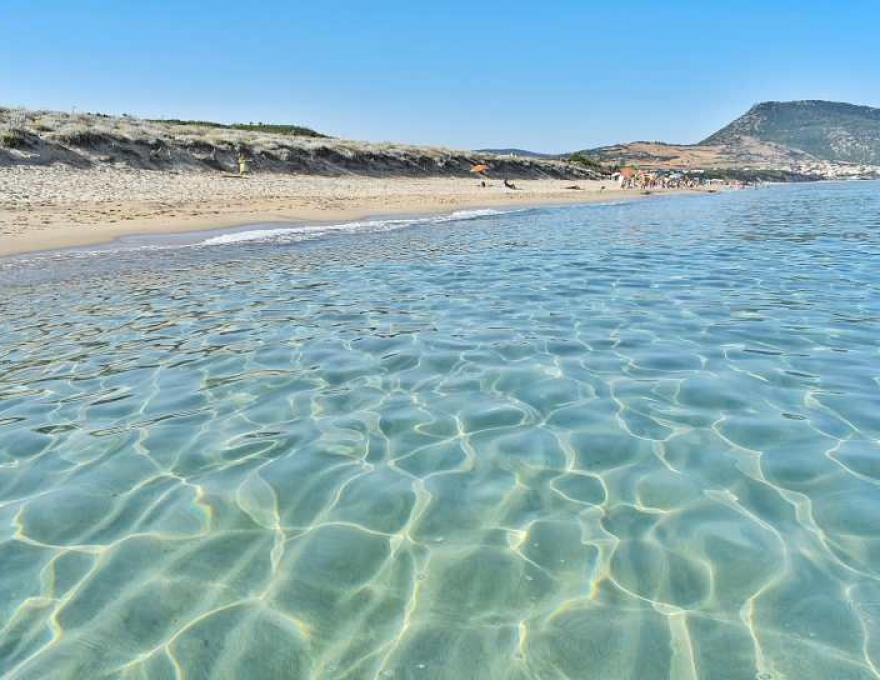 Dramma sulla spiaggia sarda: crisi epilettica per un ragazzo di 22 anni, è gravissimo in Rianimazione