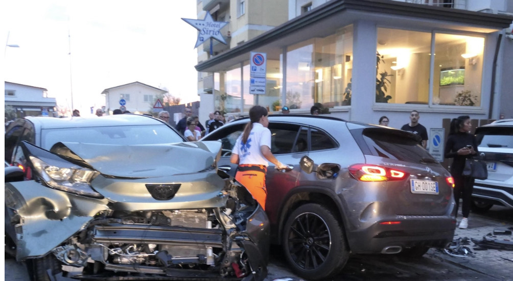 Investe con l’auto 8 persone: morte due turiste, sei i feriti