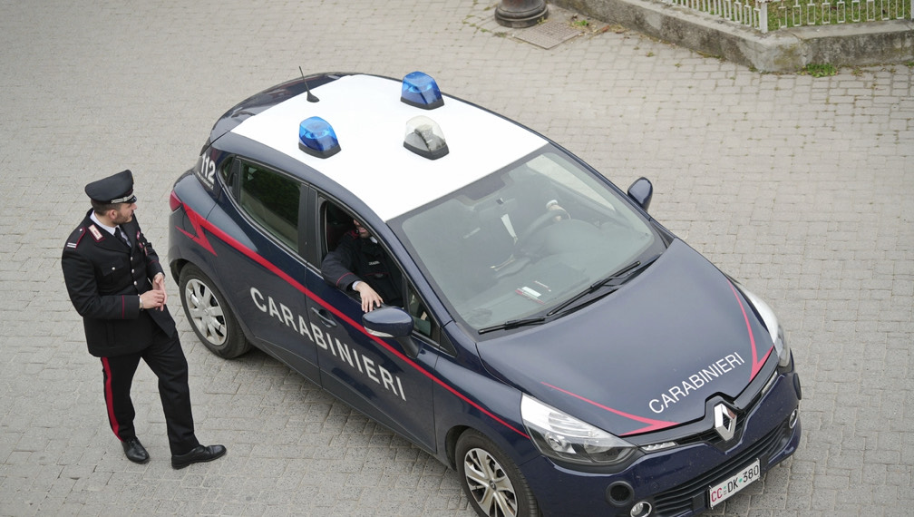 Crede di aver ucciso la moglie a martellate e si butta dal balcone, ma è ancora viva: tragedia a Carignano