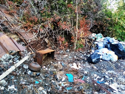 Cagliari, via Milano si conferma “terra dei fuochi”: continuano i roghi tra rifiuti e amianto