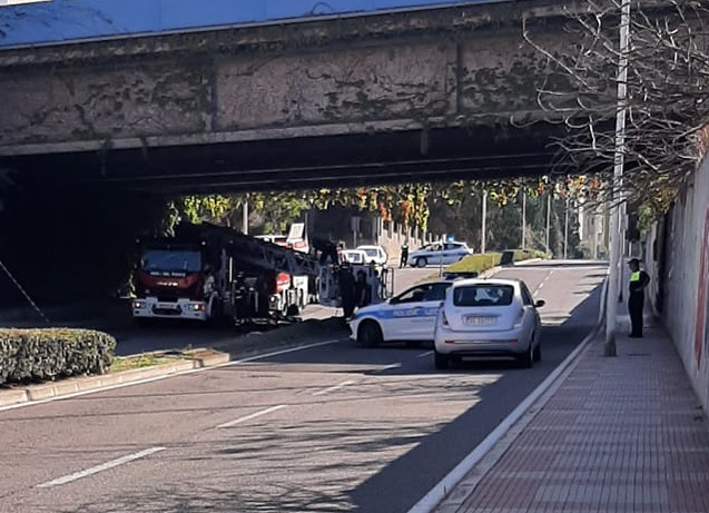 Cagliari, pioggia di calcinacci dall’Asse Mediano su via Torricelli: strada sbarrata e pompieri in azione