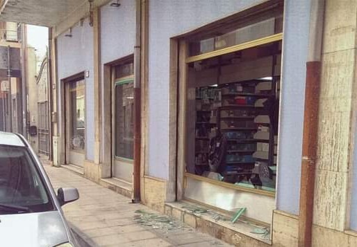 Sestu, auto senza conducente sfonda la vetrina di un negozio