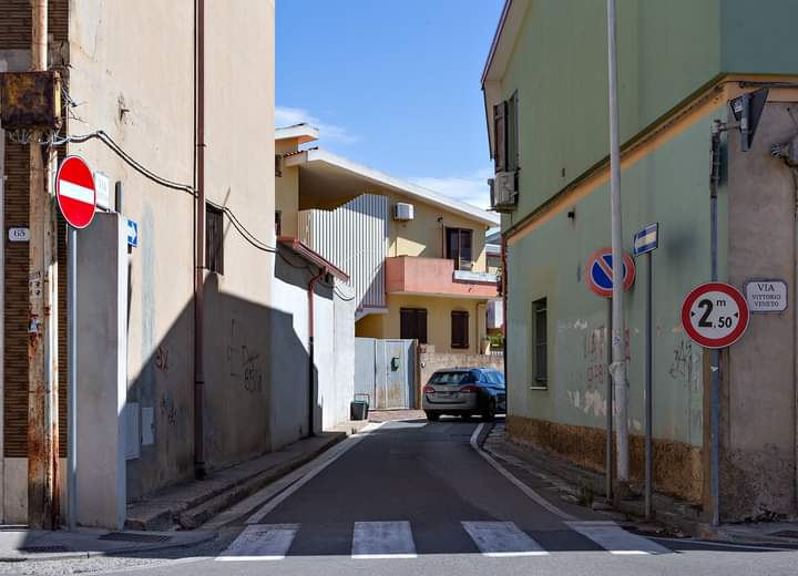 Paura a Sestu: nonnina cade nella cunetta per evitare di essere travolta da un’auto in corsa e si frattura