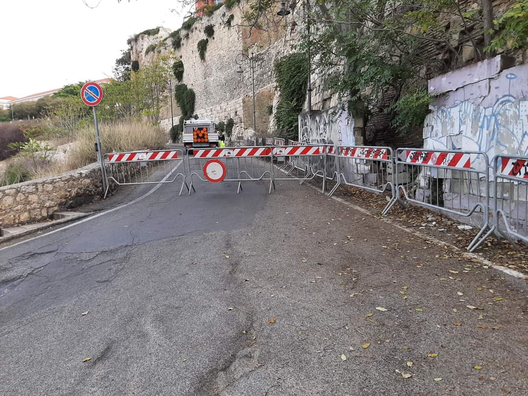 Cagliari, in via Fiume crolla un muraglione: transenne e strada sbarrata