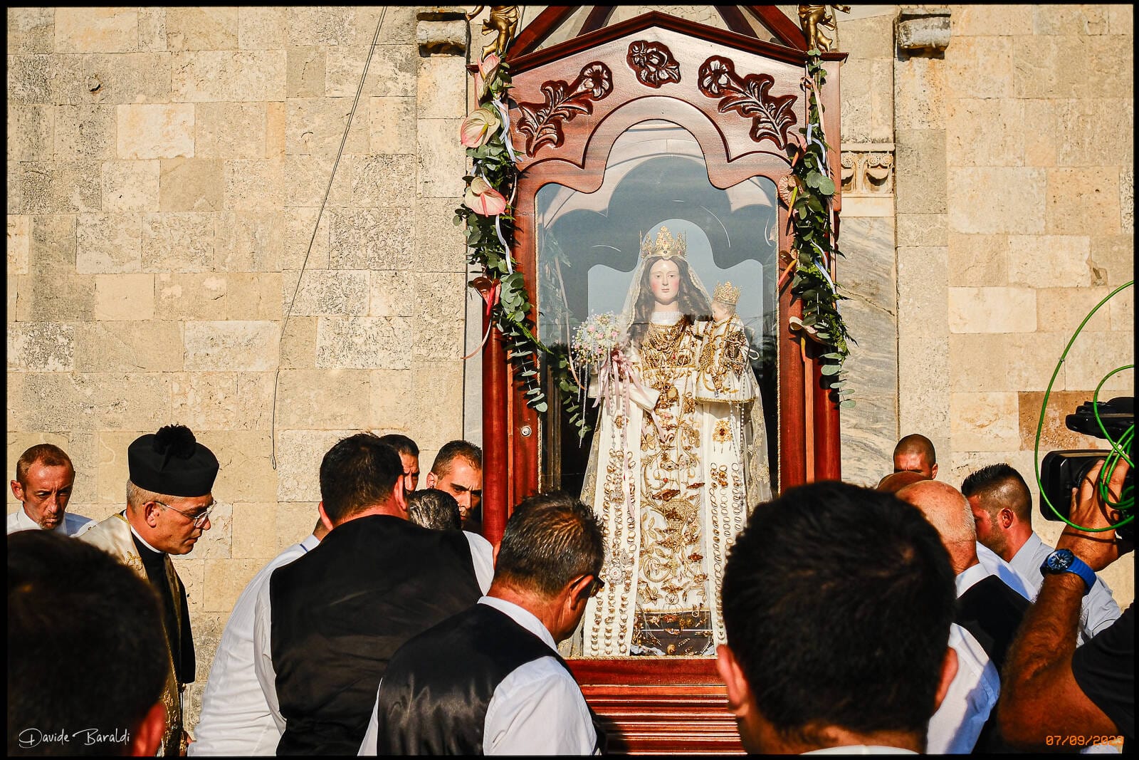 Processioni, fuochi d’artificio e il concerto di Nina Zilli: via alla festa di Santa Maria di Uta
