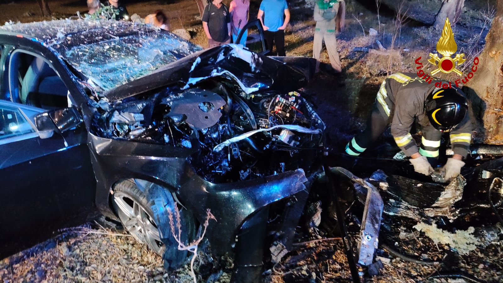 Esce fuori strada e si schianta contro un albero a Orune: una donna in gravi condizioni