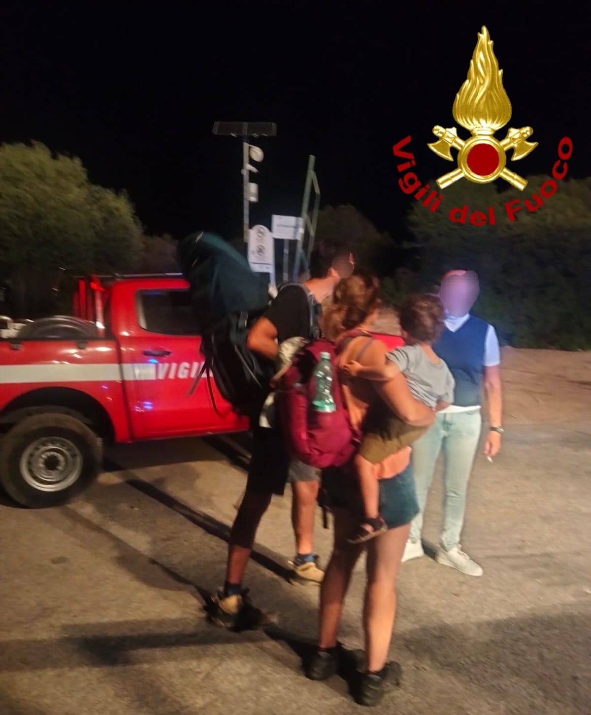 Arzachena, turisti francesi si perdono col figlio nella vegetazione accanto alla spiaggia: task force per salvarli