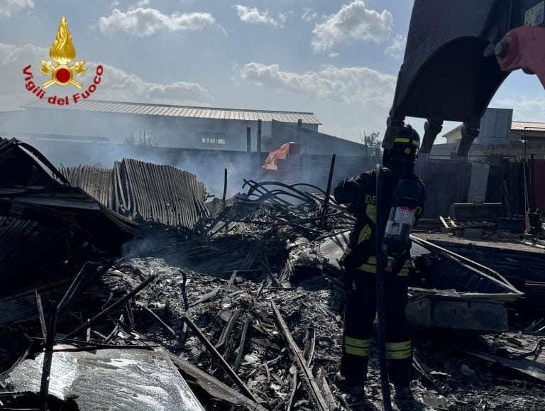 Duemila pannelli fotovoltaici incendiati e distrutti a Tuili, danni ingenti: colpita una multinazionale polacca