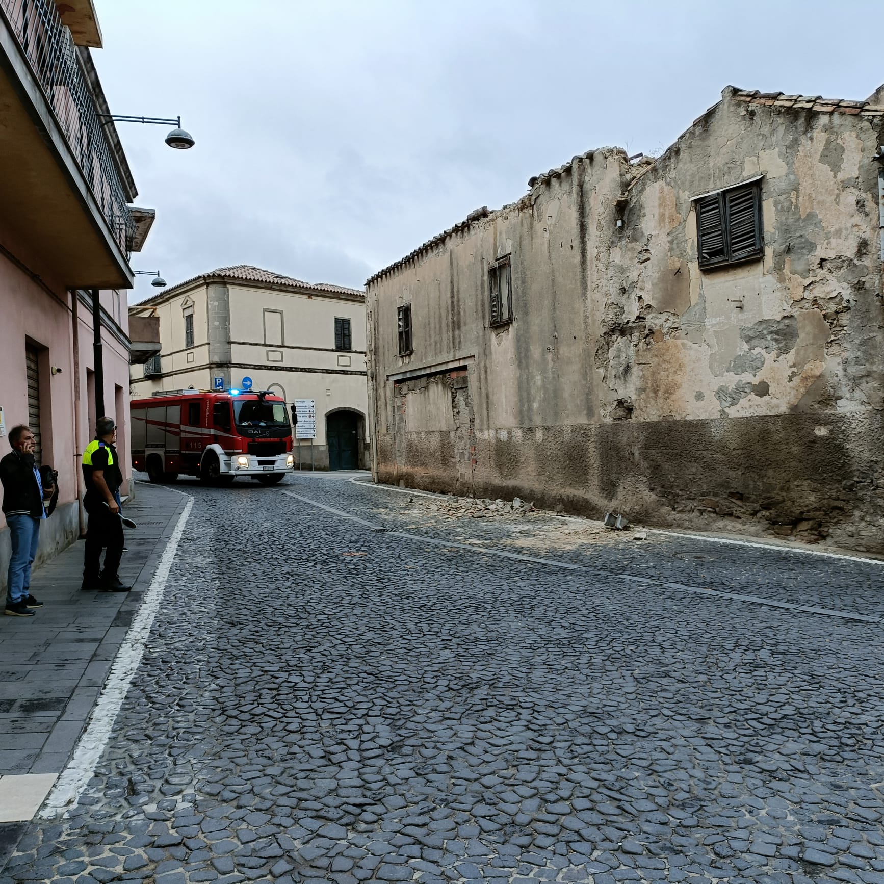 Dolianova, crolla il tetto dell’edificio abbandonato accanto al frantoio: transenne e niente bus in Corso Repubblica