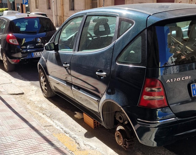 Cagliari, vandali scatenati e auto danneggiate in via Mameli: residenti di Stampace in rivolta