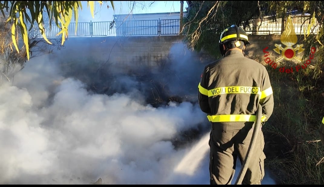Cagliari, canneto in fiamme in via dell’Agricoltura: intervento dei vigili del fuoco