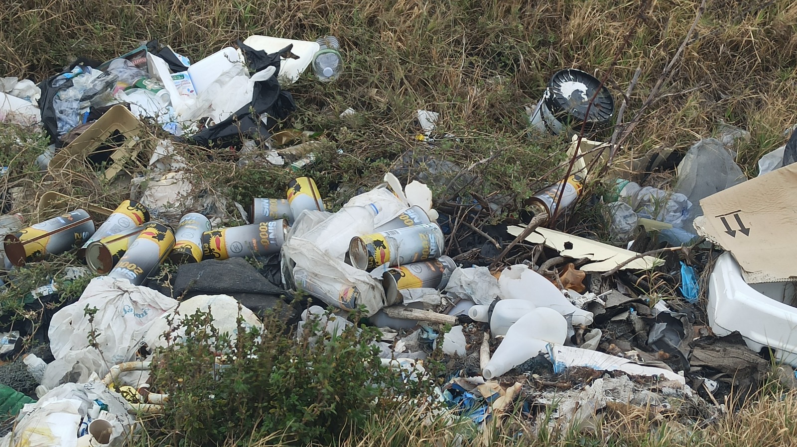 A Capoterra la discarica sfiora la laguna: “I turisti scavalcano la spazzatura per fotografare i fenicotteri”