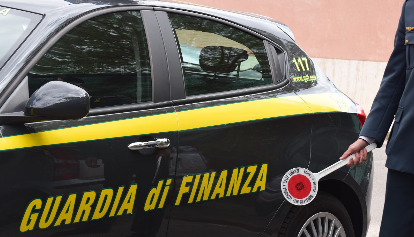 Minacce e cospirazione, finanziere di Cagliari patteggia 2 anni di reclusione