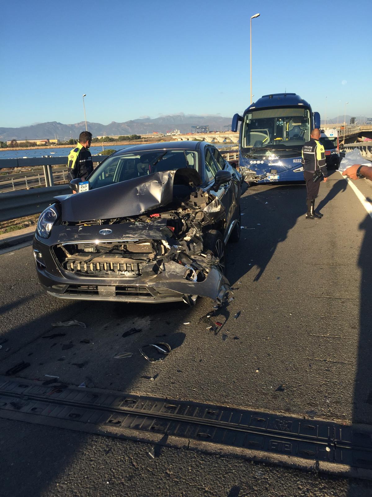 Tamponamento a catena sulla 195: coinvolto un bus dell’Arst, ferito un bimbo di 10 anni