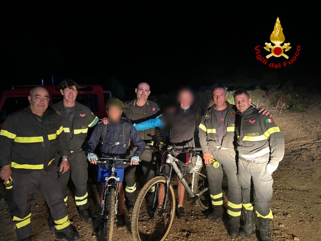 Ciclisti si perdono sui monti a Castiadas, padre e figlio soccorsi dai vigili del fuoco