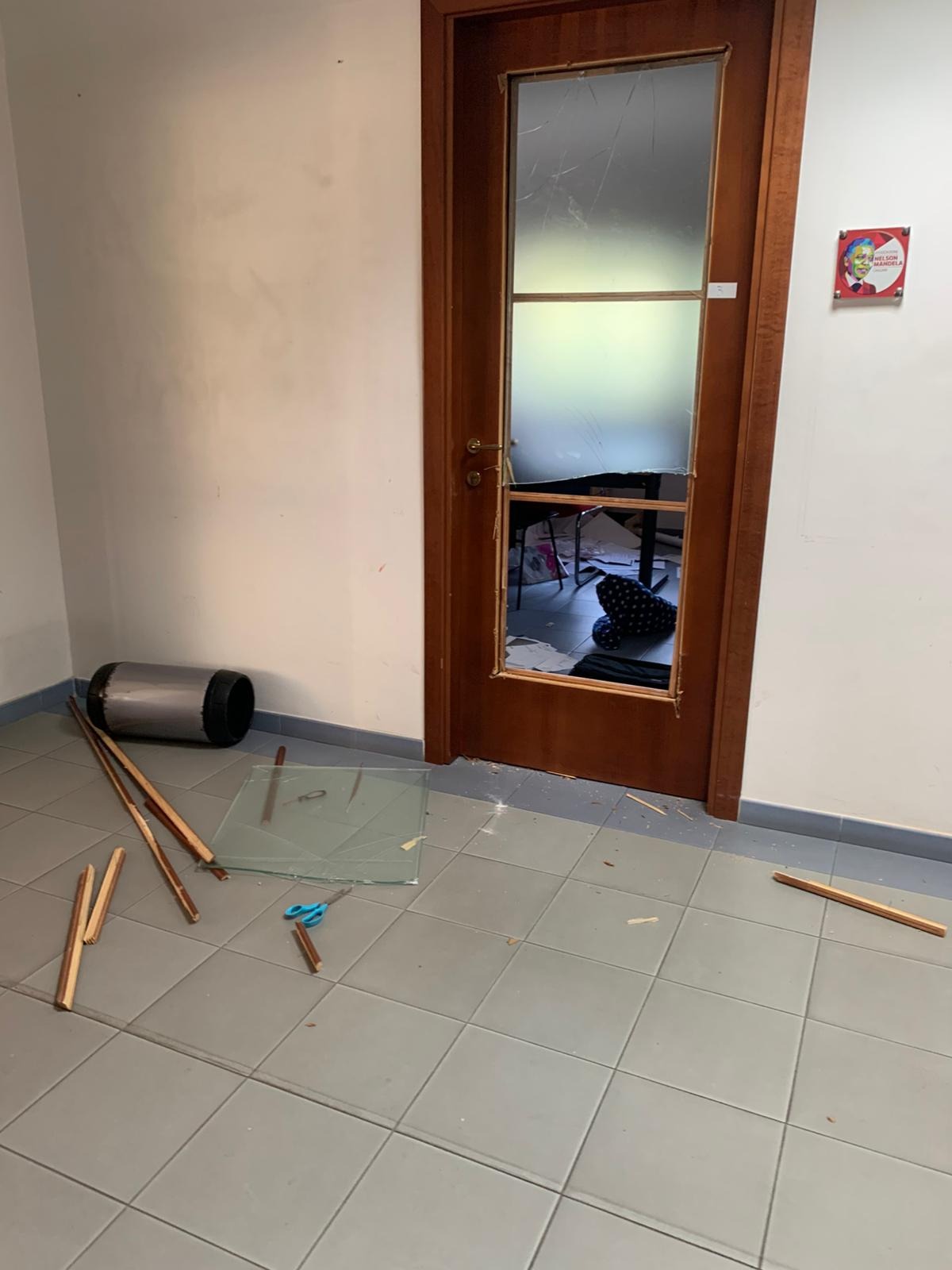 Tensione a Cagliari, vandalizzata la sede del Pd di via Emilia: “Clima che ricorda il Ventennio”