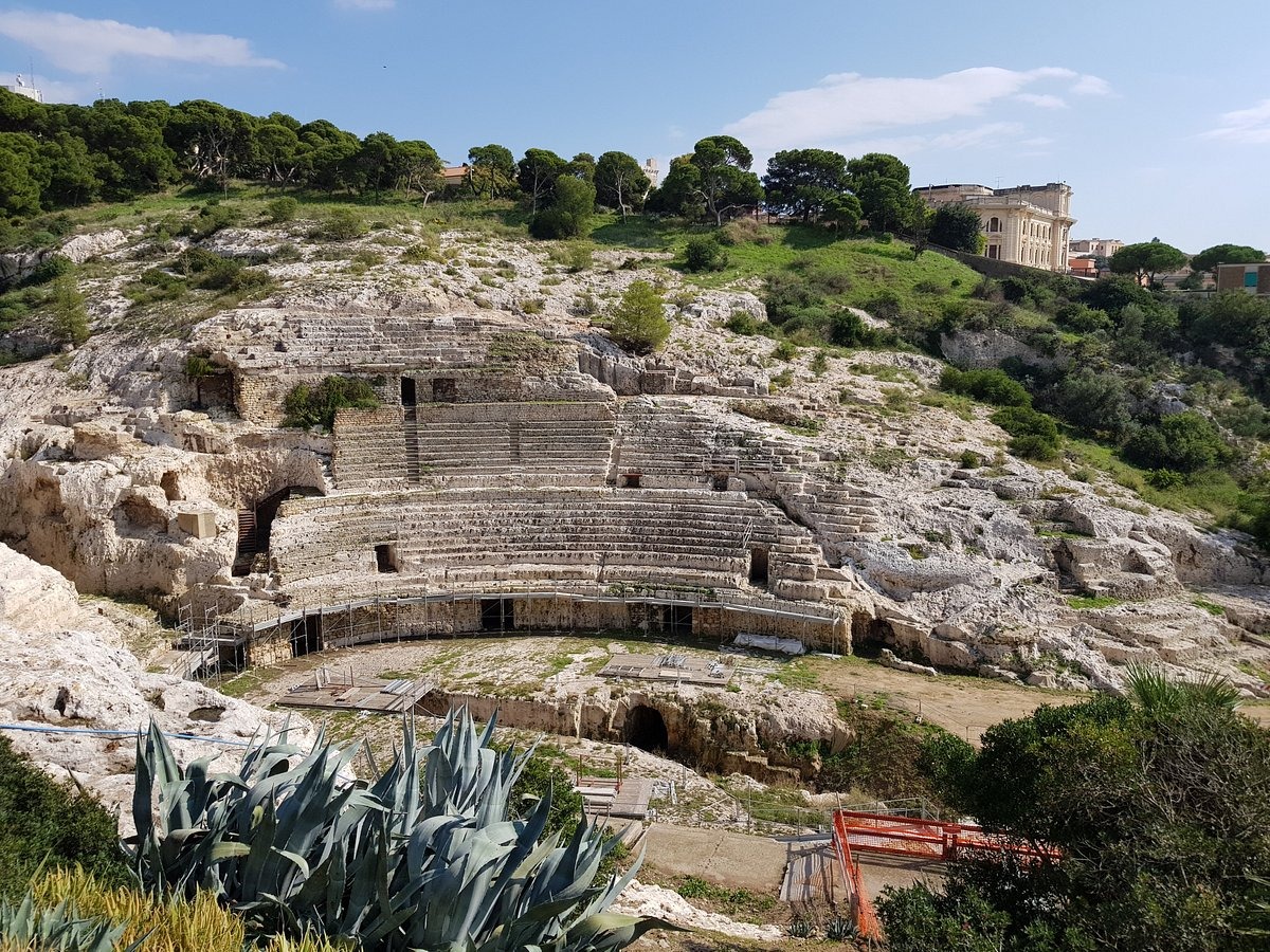 Erbacce e rifiuti, rischio di incendi nell’Anfiteatro romano di Cagliari